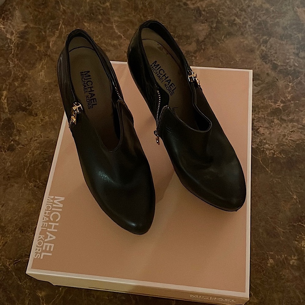 Michael Kors size 6M with box